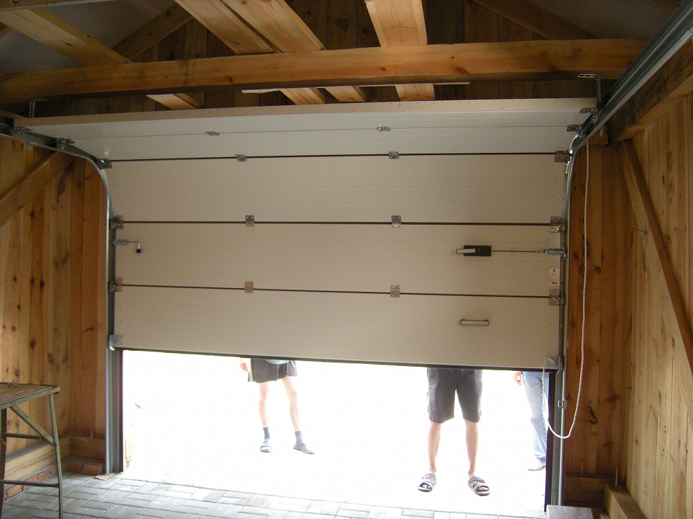 Ворота секционные м-гофр золотой дуб.