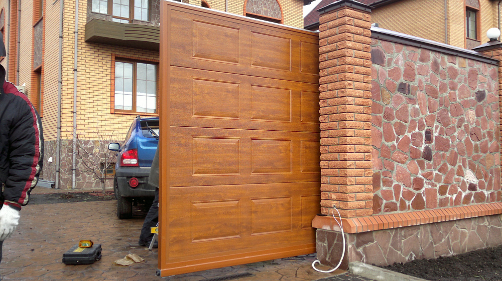 Ворота відкатні автоматичні, плюс хвіртка, заповнення сендвіч панелі фільонка золотий дуб.