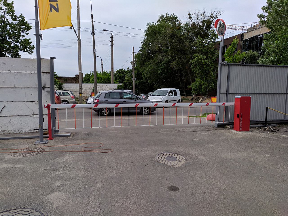 Автоматический шлагбаум Comunello с решеткой на стреле.