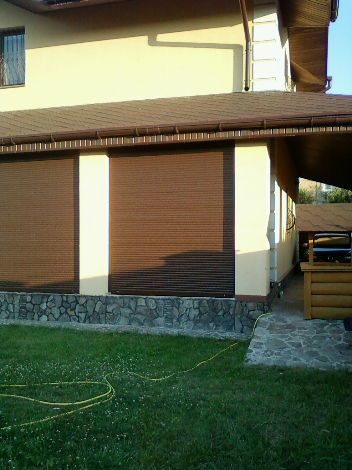 Роллеты с ручным управлением при помощи редуктор корда.