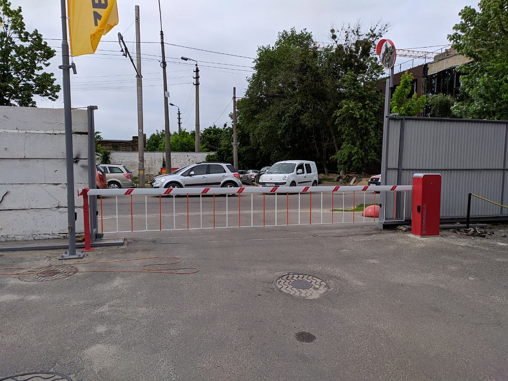 Автоматичний шлагбаум Comunello з гратами на стрілі.