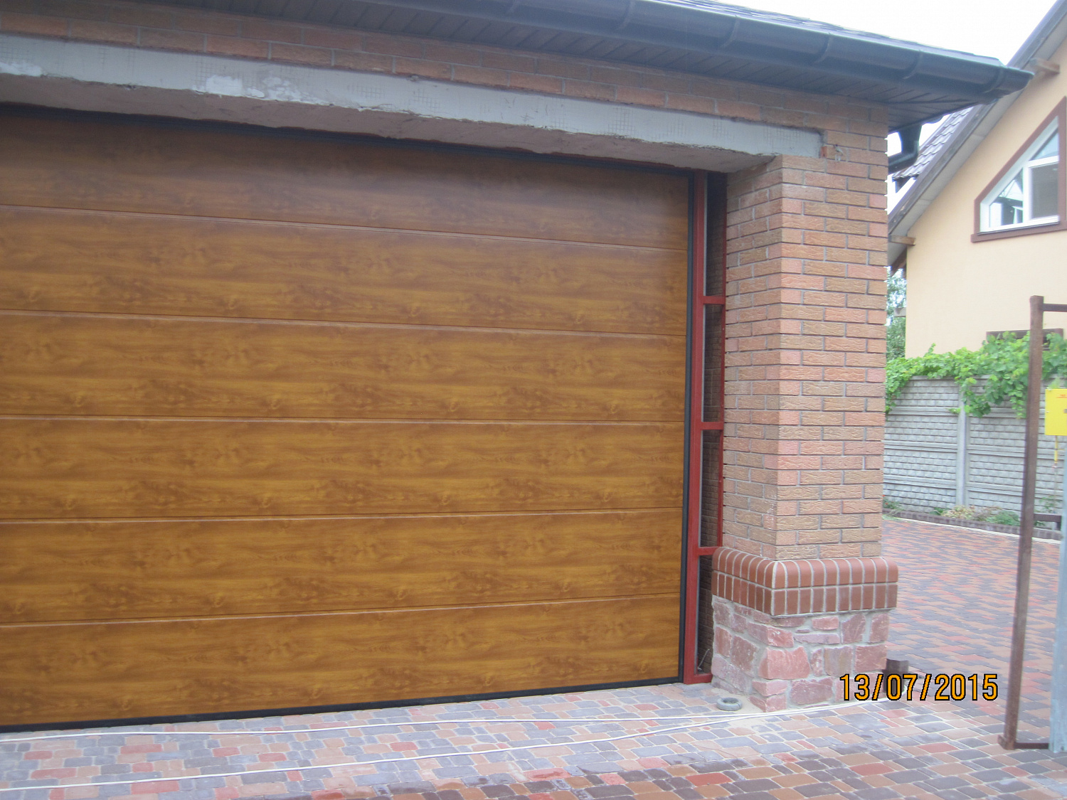 Гаражные секционные ворота L-гофр золотой дуб. С. Вишенки.