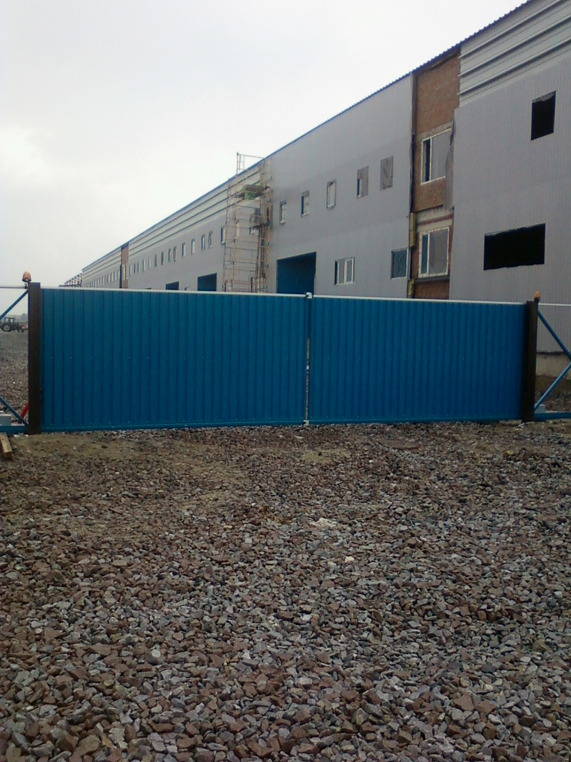 Ворота откатные из двух створок, открываются автоматически синхронно.