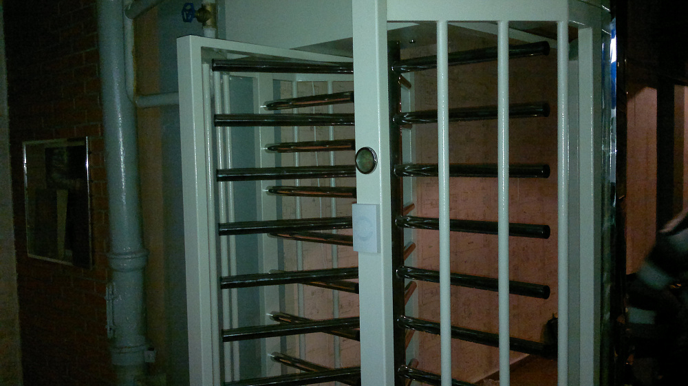 Турникет полноростовой однопроходной электромеханический с аварийной калиткой.Модель SESAME корпус стальной окрашенный, ротор н/ж полированный.