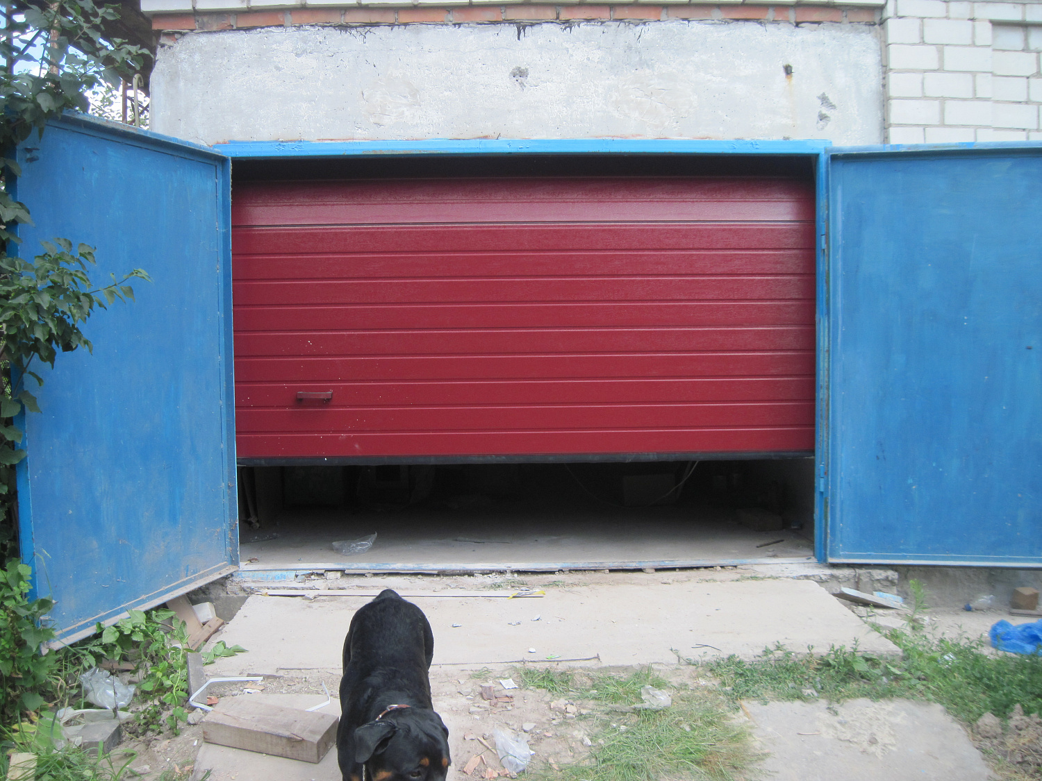 Секционные ворота Алютех в красном цвете,полотно S-гофр.