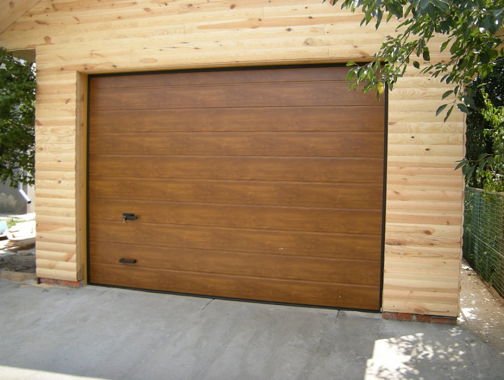 Ворота секционные м-гофр золотой дуб.