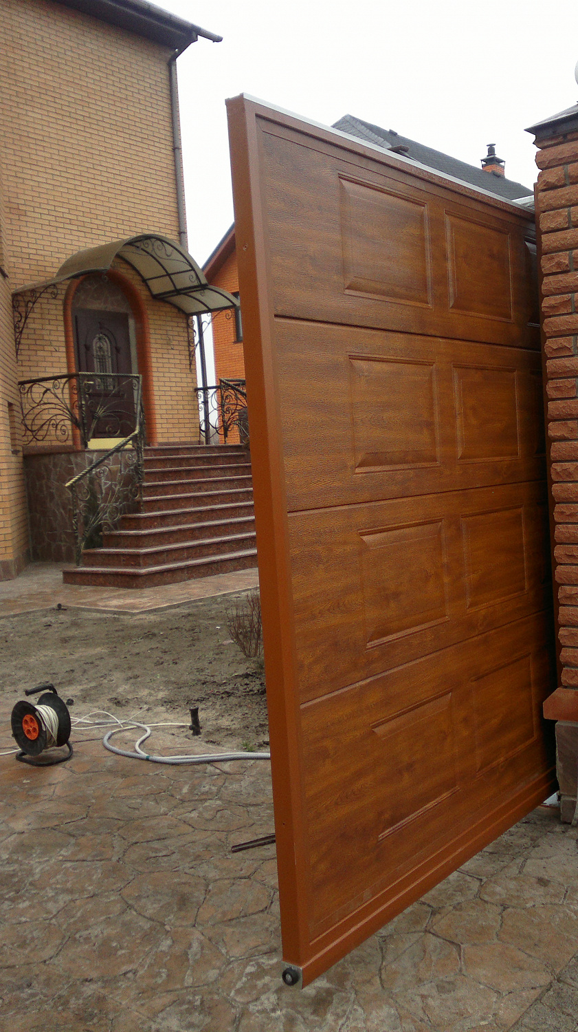 Ворота відкатні автоматичні, плюс хвіртка, заповнення сендвіч панелі фільонка золотий дуб.