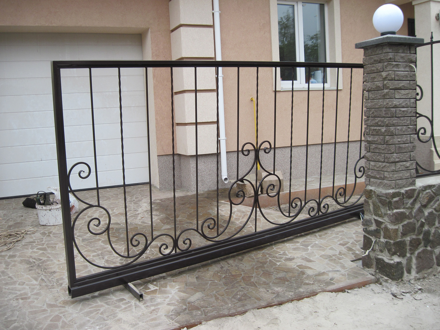 Ворота відкатні та хвіртка з елементами ковки.