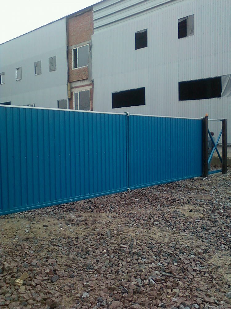 Ворота откатные из двух створок, открываются автоматически синхронно.