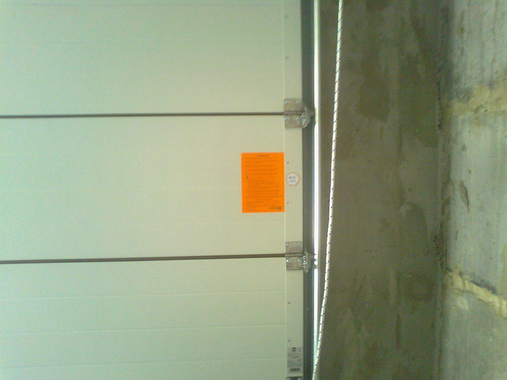 Гаражные автоматические секционные ворота Алютех.