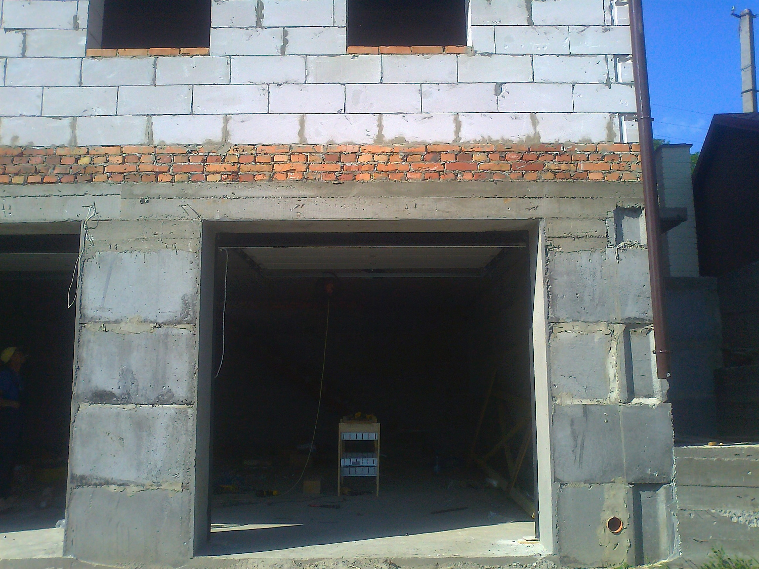 Гаражные автоматические секционные ворота Алютех.