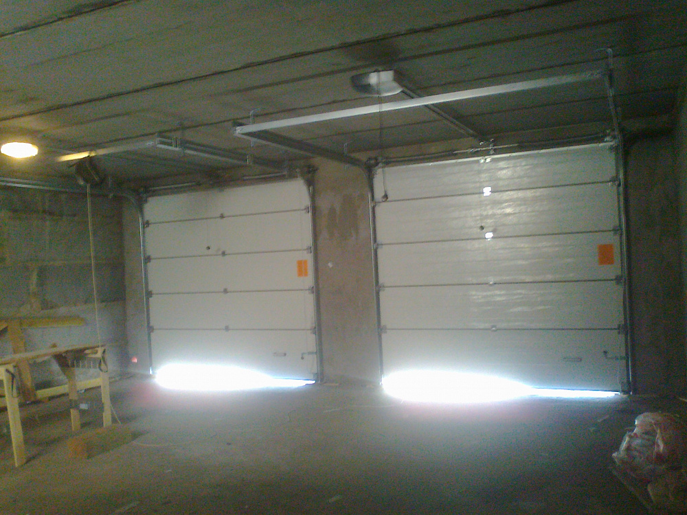 Гаражные автоматические секционные ворота Алютех.