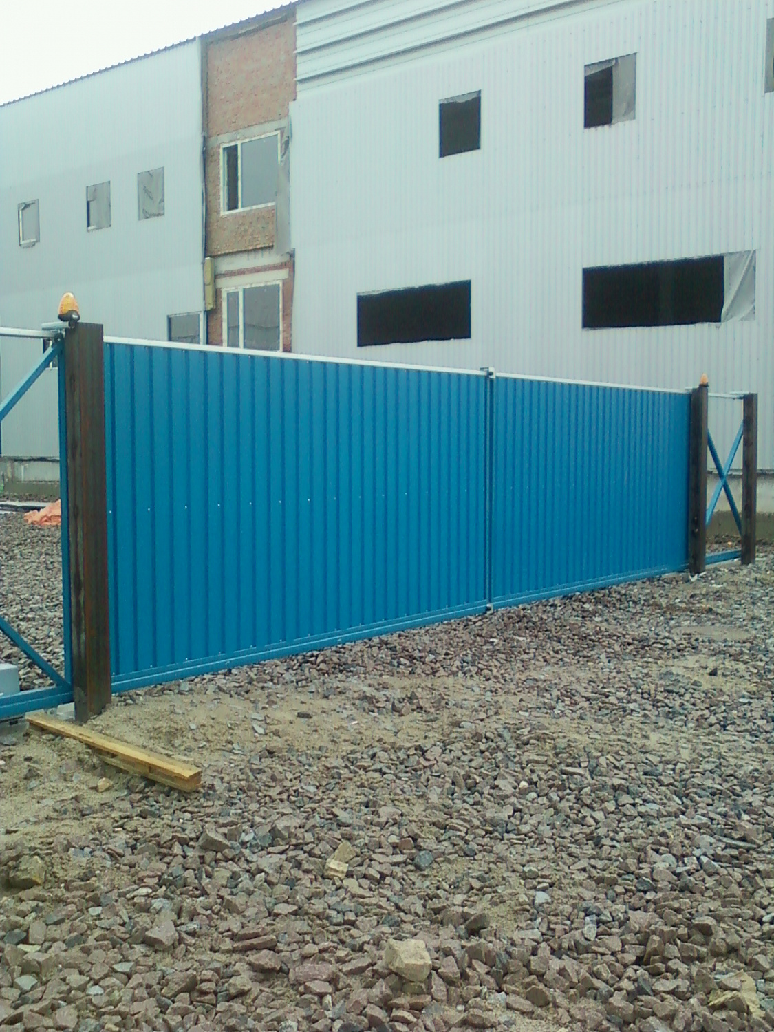 Ворота откатные из двух створок, открываются автоматически синхронно.