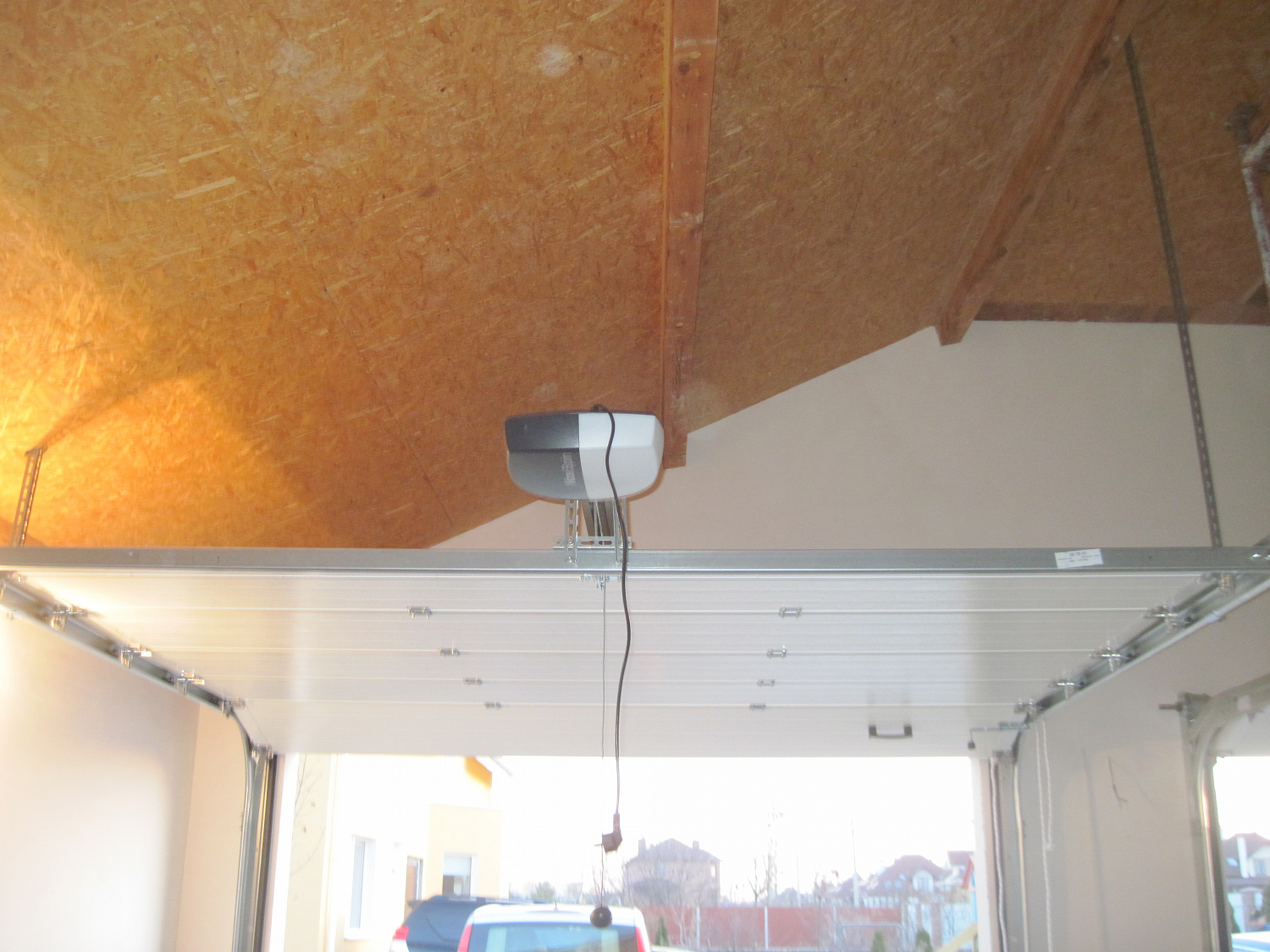 Гаражные автоматические ворота, полотно L-гофр, цвет белый.