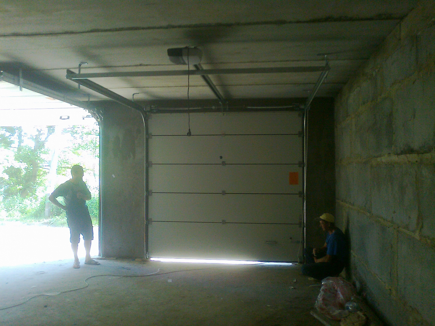 Гаражные автоматические секционные ворота Алютех.