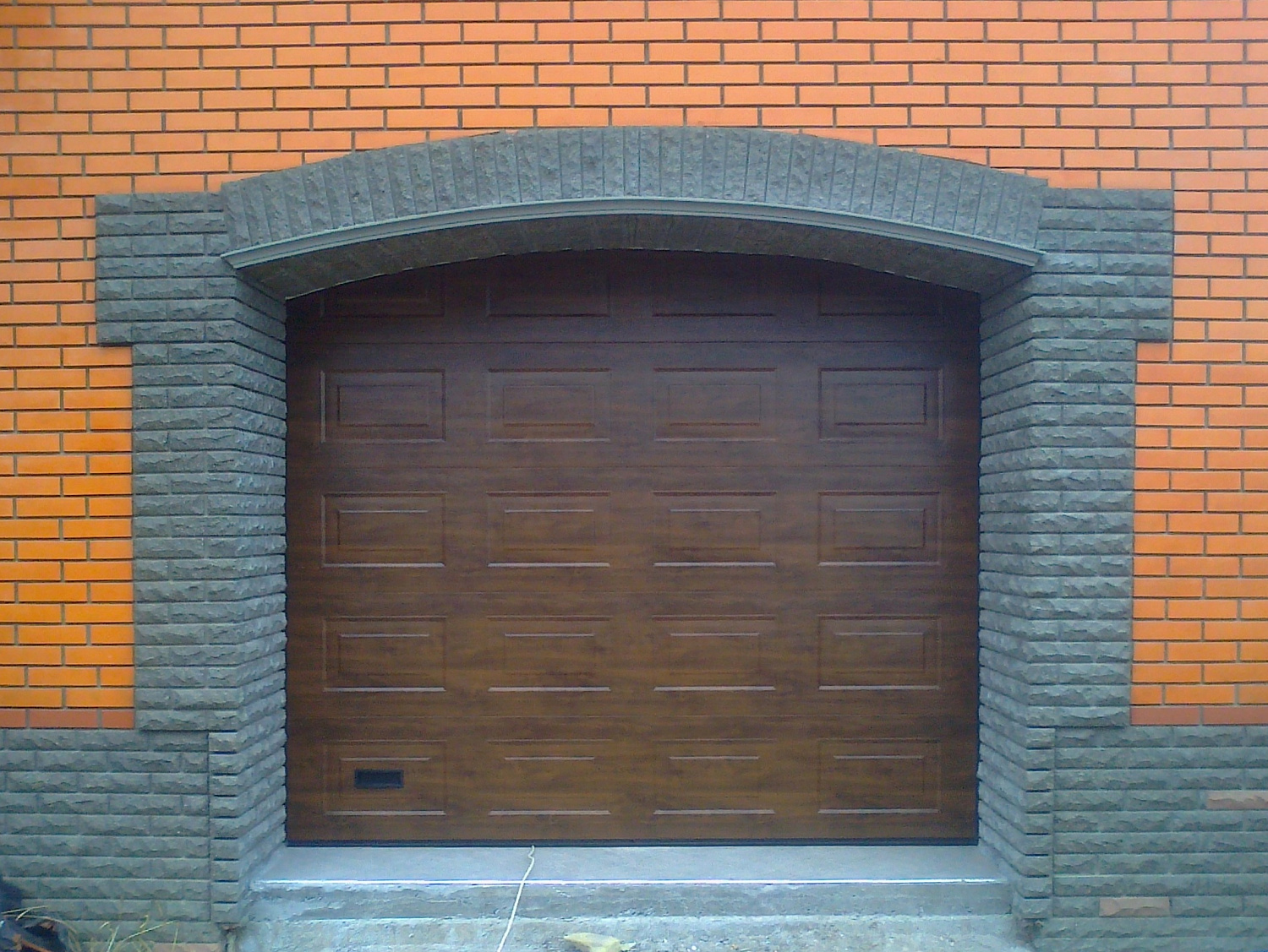 Ворота секционные автоматические с высоким монтажом,полотно филенка темный дуб.